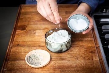 Ziegenkäse wird gewürzt