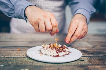 Semifreddo auf einer runden Platte werden mit Bröseln bestreut