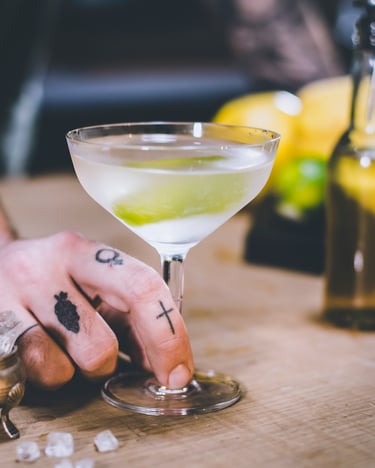 Ein Gimlet mit Quittensaft und Zuckersirup.