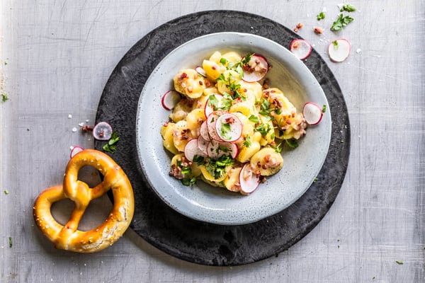 Bayerischer Kartoffelsalat mit Brezel