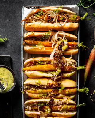 Hotdogs mit Möhren statt Würstchen nebeneinander von oben fotografiert.