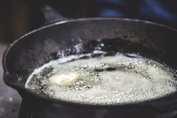 Butter wird in einer Pfanne zerlassen