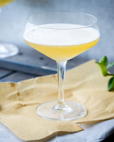 Ein Hawaiian Cocktail in einer Cocktailschale auf einer hellen Serviette.