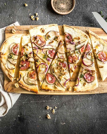 Flammkuchen mit Feige und Thymian