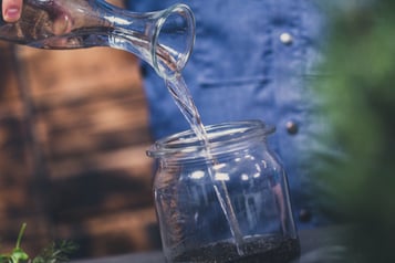 Tee wird mit Wasser aufgegossen