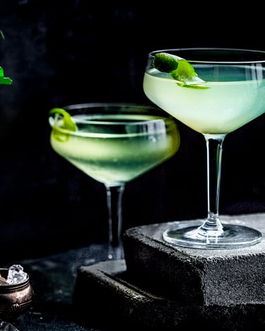 Zwei Drinks stehen auf schwarzem Untergrund
