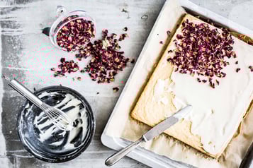 Das Shorbread wird mit dem Topping versehen.