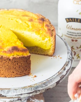 Veganer Käsekuchen mit Vanillesauce