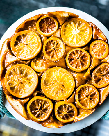 Ein fertiger Orangen-Upside-Down-Cake in einer weißen Form