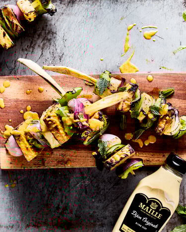 Marinierte Lupinen-Grill-Spieße mit Paprika, Zwiebeln und Ananas auf Zitronengras.