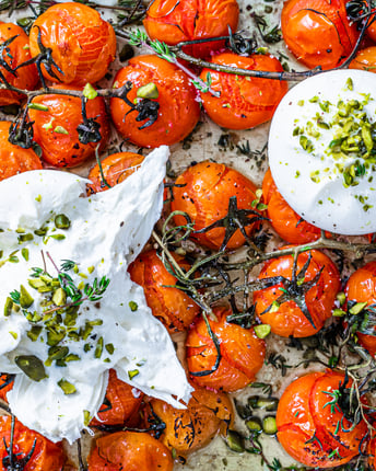Nahaufnahme von geschmorten Ofentomaten mit Honig und Burrata