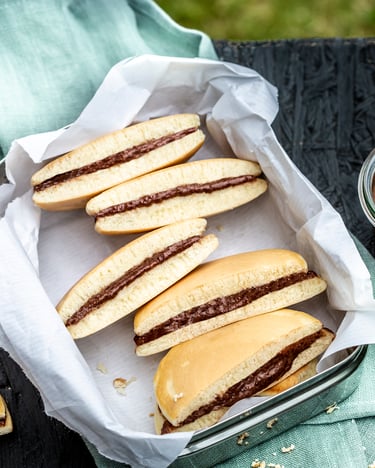 Halbierte japanische Pfannkuchen mit roter Bohnenpaste gefüllt.