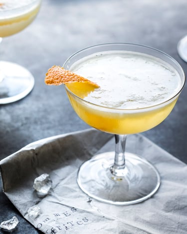 Breakfast Martini, eine Gin Sour Variante mit Bitterorangenmarmelade in einer Cocktailschale.