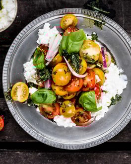 Schneller und einfacher Tomatensalat mit bunten Kirschtomaten.