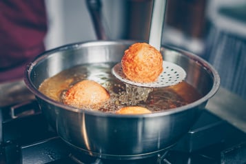 Arancini-in-Sonnenblumenöl-frittieren