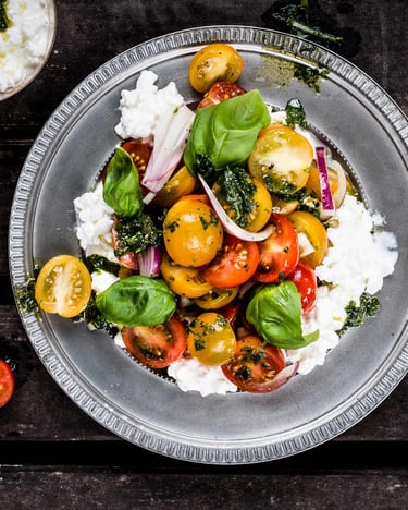 Schneller und einfacher Tomatensalat mit bunten Kirschtomaten.
