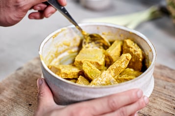 Lupinenfilets in Senf-Marinade mit Gewürzen marinieren.