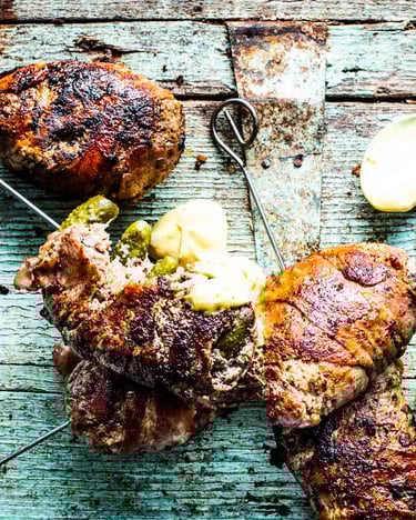 Gefüllte Bulettenspieße mit Bacon