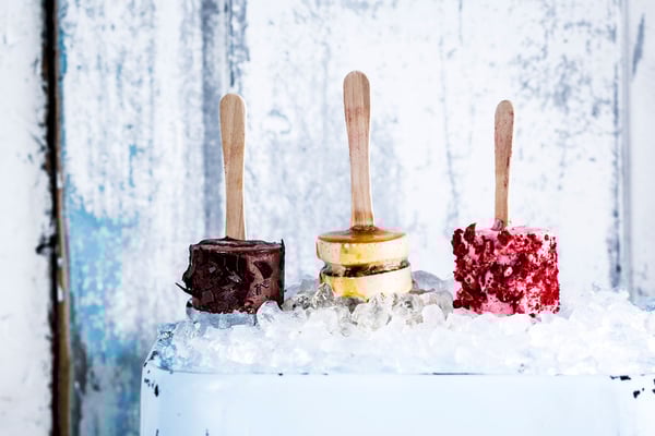 Bunte Popsicles mit Schokolade, Erdbeere und Vanille