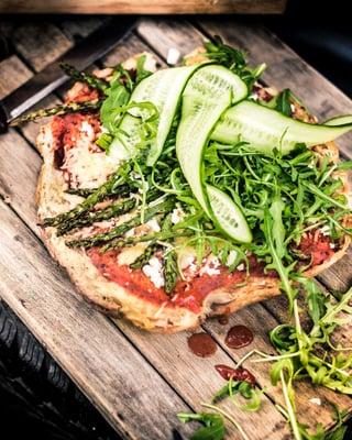 Fladenbrot-Pizza mit Spargel, Feta und Tomatensauce