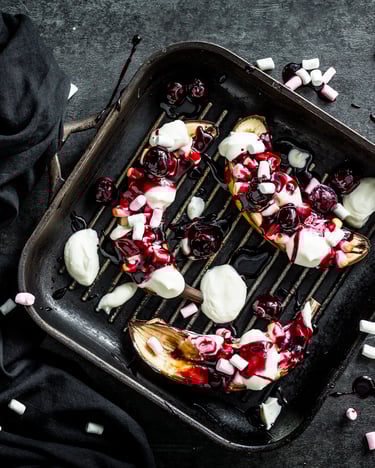 Grillbanane mit Kirschsauce