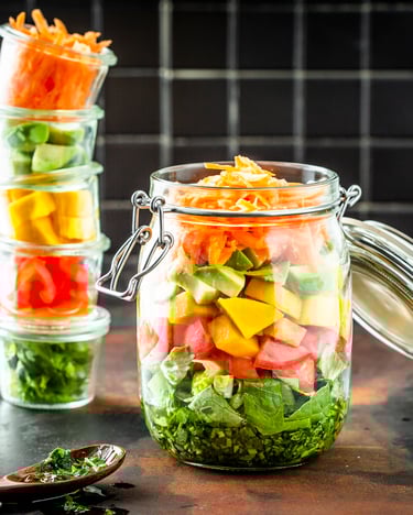 Bunter Schichtsalat in einem Einmachglas mit Deckel