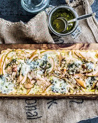 Birnentarte mit Roquefort und Nüssen