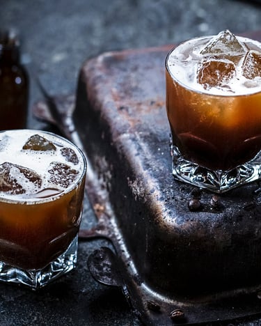 Zwei Gläser mit Wodka Cocktail mit Kaffee Infusion auf Eis