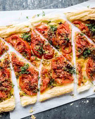Eine geschnittene Blätterteig-Tarte mit Tomaten