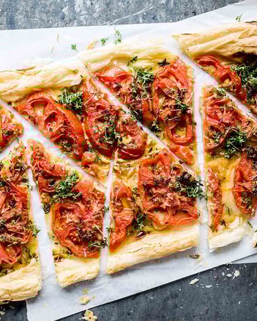 Eine geschnittene Blätterteig-Tarte mit Tomaten