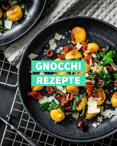 Gnocchi mit getrockneten Tomaten auf einem schwarzen Teller