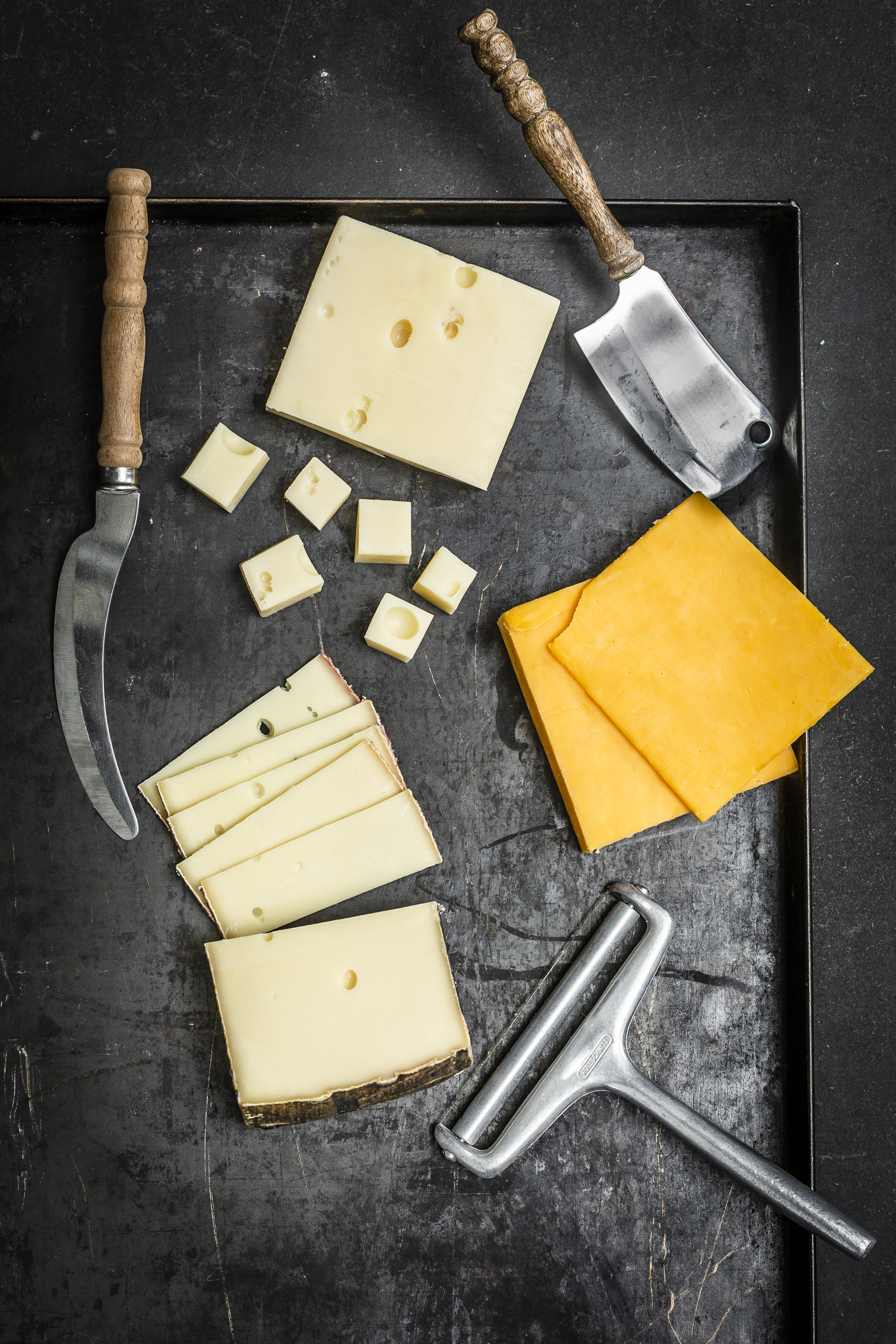 Schnittkäse mit Käsebeil und Käsehobel