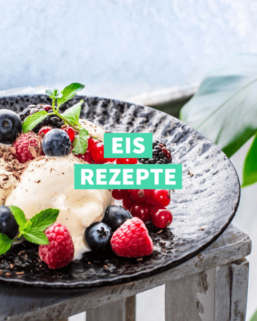 Vanilleeis mit Beeren auf einem schwarzen Teller