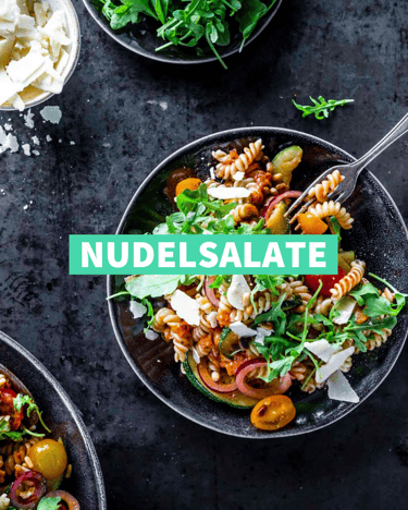 Nudelsalat auf dunklem Untergrund