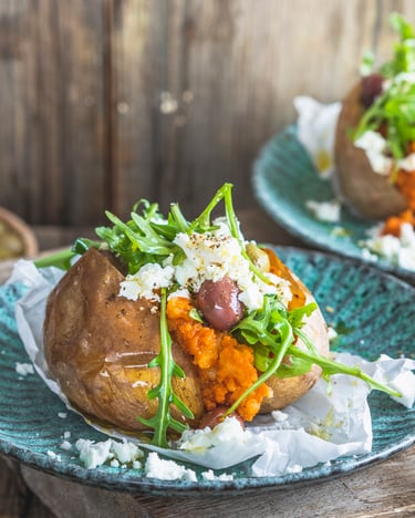 Kumpir mit Tomatenpesto und Oliven
