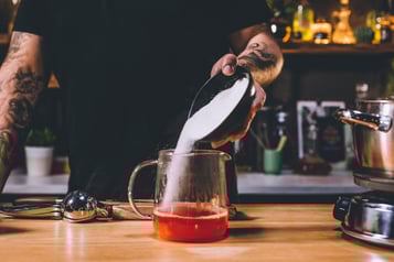 Zucker wird für den Karotten-Sirup zum Karottenwasser gegeben.