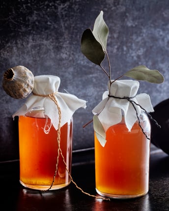 Zwei Geschenkfläschchen mit einem Whiskey-Drink zu Thanksgiving