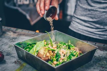 Der Kichererbsen-Salat wird mit Sesam getoppt.