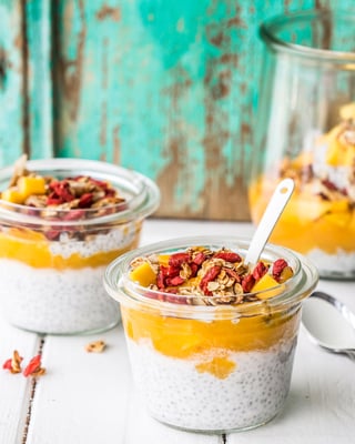 Tropical Chia-Pudding mit Granola.