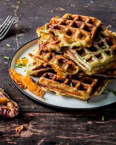 Gefüllte Kartoffelwaffel mit Bacon und Käse