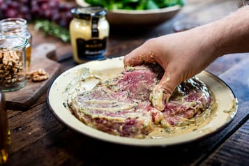 Steak mit Walnuss-Senf-Marinade marinieren.