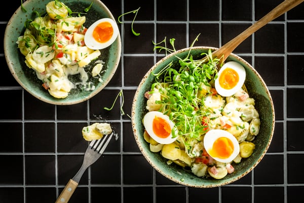Zwei Schalen Kartoffelsalat mit Mayonnaise