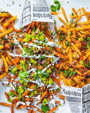 Drei Variationen von loaded fries vor weißem Hintergrund
