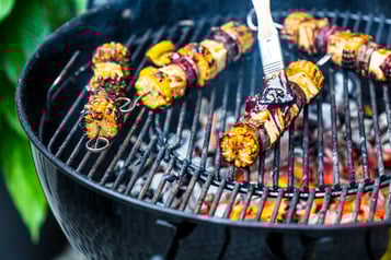 Die gegrillten Spieße werden noch auf dem Grill mit Teriyakimarinade bestrichen.