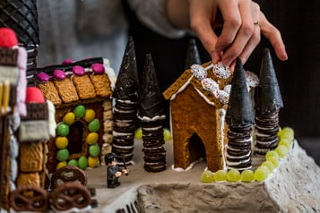 Das Lebkuchenhaus wird mit Süßigkeiten verziert