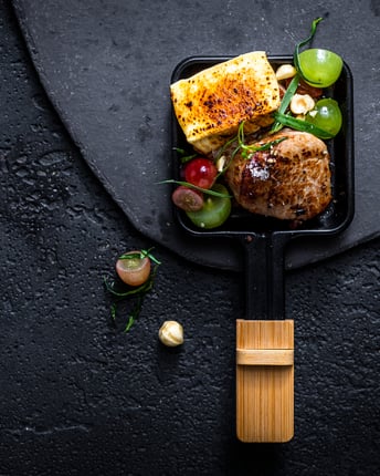 Französisch gefülltes Raclette-Pfännchen mit Schweinefilet, Trauben-Nuss-Salat und Brie