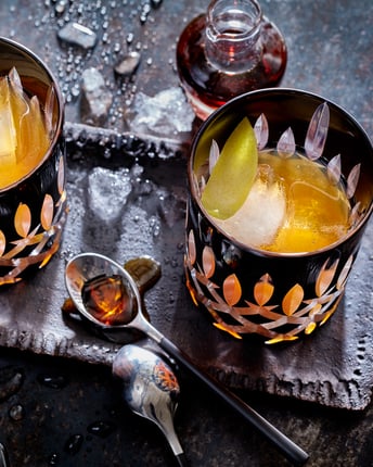 Zwei Gläser mit Apfel-Whiskey mit Ahornsirup