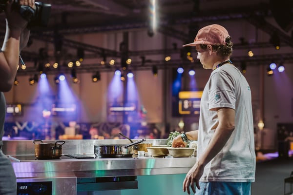 Hannes kocht auf der Bühne auf der OMR 2022