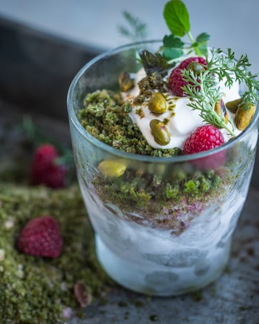 Fruchtiges Granité mit Schwarztee und Wildkräutern