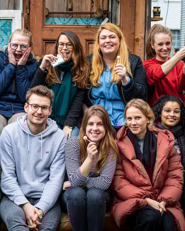 Lachende Menschen mit dem Gesicht zur Kamera